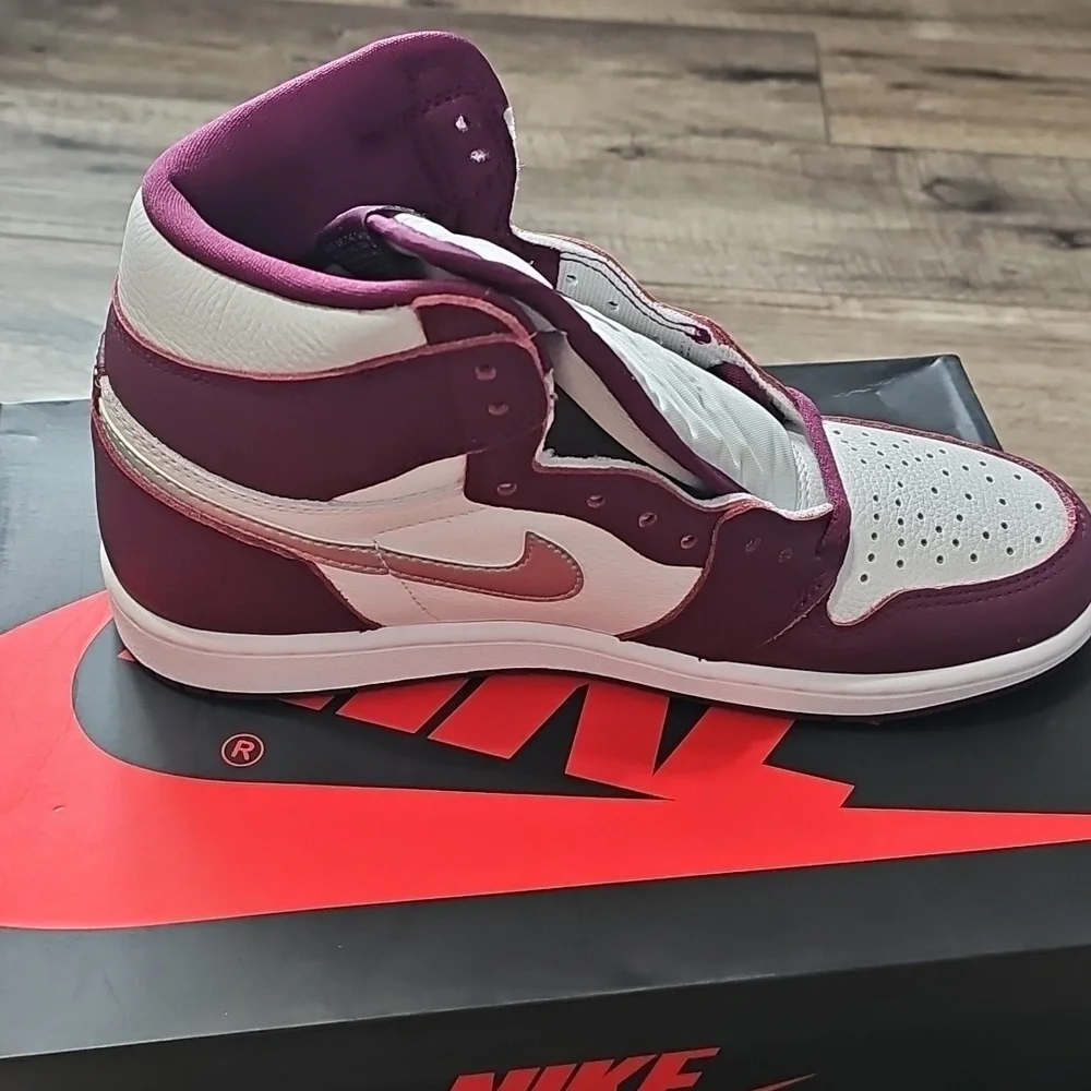 Nike Air Jordan 1 Retro High OG Bordeaux Sneakers